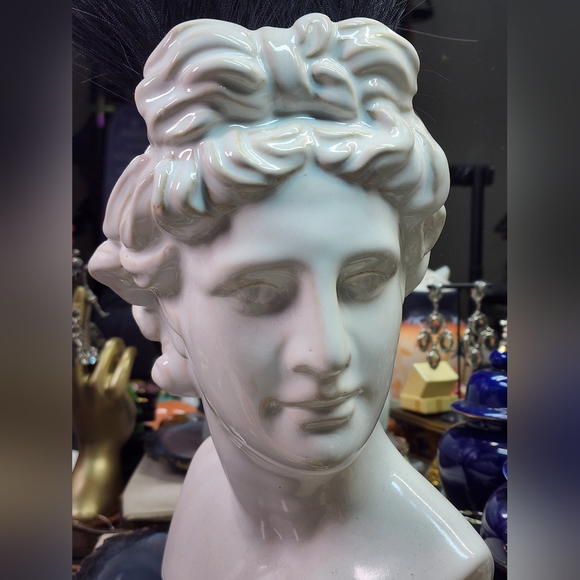 Statue Bust Vase - Picture 2 of 5